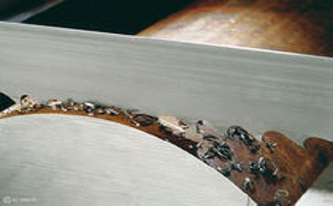 江门带锯床线速度设定过高，为什么会导致带锯条齿尖发热加速锯条的磨损？